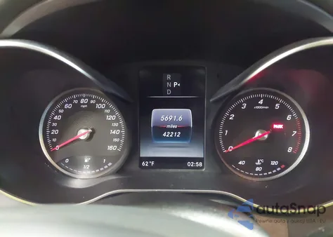 2016 Mercedes-Benz C 300 4Matic z USA, uszkodzony, nr VIN 55SWF4KB5GU166815